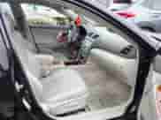 2008 Toyota Camry LE z VIN 4T1BE46K98U232736, wystawiony jako IAAI lot #43229747 z przebiegiem 198 928 mil mil oraz . Historia ofert i sprzedaży dostępna na DreamBid. Obrazek 5.