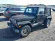 2002 Jeep Wrangler Sahara z VIN 1J4FA59S02P703627, wystawiony jako IAAI lot #42815504 z przebiegiem 144 573 mil mil oraz . Historia ofert i sprzedaży dostępna na DreamBid. Obrazek 2.