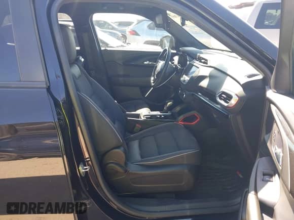 2022 Chevrolet TrailBlazer RS z VIN KL79MTSL6NB067666, wystawiony jako IAAI lot #42813855 z przebiegiem 58 078 mil mil oraz . Historia ofert i sprzedaży dostępna na DreamBid. Obrazek 5.