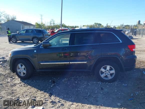 2011 Jeep Grand Cherokee Laredo z VIN 1J4RR4GG7BC530081, wystawiony jako IAAI lot #43404273 z przebiegiem 159 811 mil mil oraz . Historia ofert i sprzedaży dostępna na DreamBid. Obrazek 13.