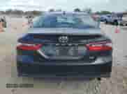 2021 Toyota Camry LE z VIN 4T1C11AK3MU603065, wystawiony jako Copart lot #85377175 z przebiegiem 50 941 mil mil oraz Szkoda całkowita • Salvage title. Historia ofert i sprzedaży dostępna na DreamBid. Obrazek 6.