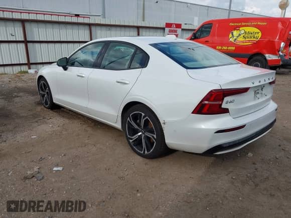 2024 Volvo S60 Plus Dark Theme z VIN 7JRL12FL1RG295087, wystawiony jako IAAI lot #43291625 z przebiegiem 54 858 mil mil oraz . Historia ofert i sprzedaży dostępna na DreamBid. Obrazek 3.