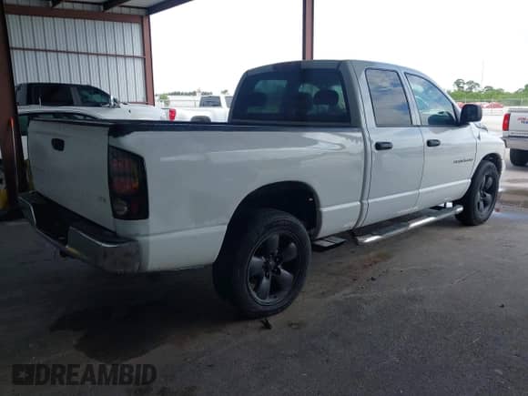 2005 Dodge 1500 SLT z VIN 1D7HA18N75S350782, wystawiony jako IAAI lot #42656182 z przebiegiem 224 695 mil mil oraz . Historia ofert i sprzedaży dostępna na DreamBid. Obrazek 4.