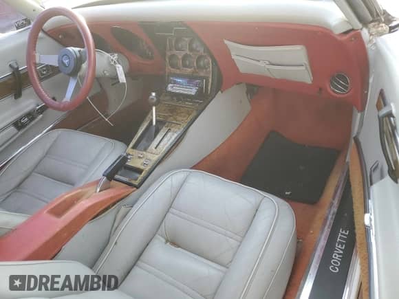 1977 Chevrolet Corvette z VIN 1237L5446940, wystawiony jako Copart lot #42461375 z przebiegiem 47 599 mil mil oraz Szkoda całkowita • Salvage title. Historia ofert i sprzedaży dostępna na DreamBid. Obrazek 8.