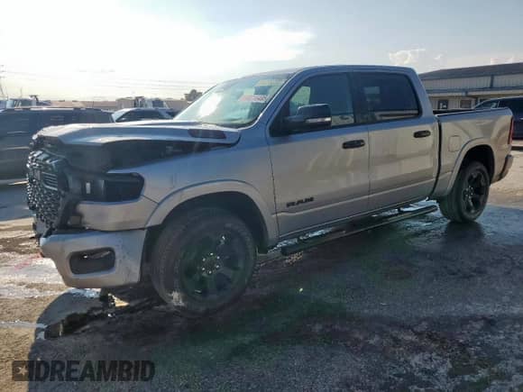 2025 Ram 1500 Big Horn z VIN 1C6RREFGXSN549989, wystawiony jako Copart lot #68515485 z przebiegiem 8 055 mil mil oraz Szkoda całkowita • Salvage title. Historia ofert i sprzedaży dostępna na DreamBid. Obrazek 1.