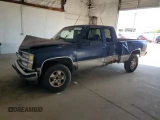 1998 Chevrolet Silverado 1500 z VIN 1GCEK19R0WE181636, wystawiony jako Copart lot #70121645 z przebiegiem 289 876 mil mil oraz Szkoda całkowita • Salvage title. Historia ofert i sprzedaży dostępna na DreamBid. Obrazek 1.