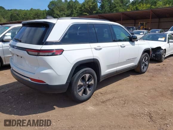 2024 Jeep Grand Cherokee with VIN 1C4RJYB60RC129744, listed as a IAAI auction lot 43065938 with 33,111 mi miles and . Bid and sale history available at DreamBid. Image 4.