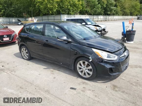 2014 Hyundai Accent SE z VIN KMHCU5AE1EU172235, wystawiony jako Copart lot #70777095 z przebiegiem 149 626 mil mil oraz Czysty tytuł • Clean title. Historia ofert i sprzedaży dostępna na DreamBid. Obrazek 4.