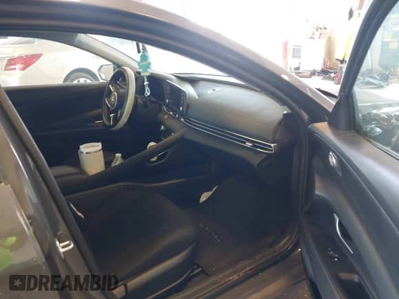 2023 Hyundai Elantra SEL z VIN KMHLM4AG6PU619592, wystawiony jako IAAI lot #43068167 z przebiegiem 32 501 mil mil oraz . Historia ofert i sprzedaży dostępna na DreamBid. Obrazek 5.