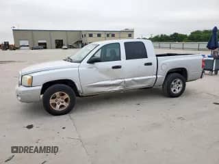 2007 Dodge Dakota SLT z VIN 1D7HE48P27S166425, wystawiony jako Copart lot #57888675 z przebiegiem 121 640 mil mil oraz Szkoda całkowita • Salvage title. Historia ofert i sprzedaży dostępna na DreamBid. Obrazek 1.