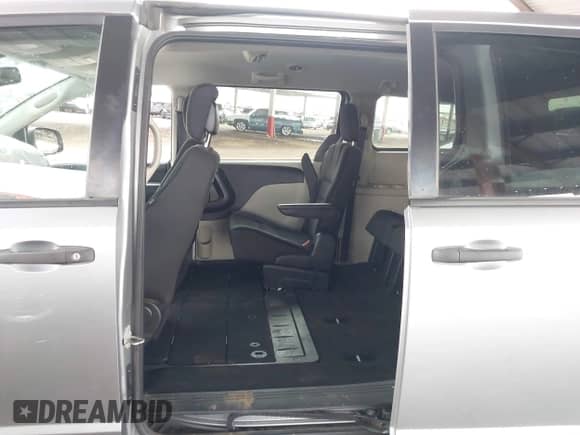 2019 Dodge Grand Caravan SE with VIN 2C4RDGBG8KR605679, listed as a IAAI auction lot 43431808 with 109,748 mi miles and . Bid and sale history available at DreamBid. Image 8.