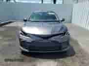 2023 Toyota Camry LE z VIN 4T1C11AK4PU103811, wystawiony jako Copart lot #70062385 z przebiegiem 46 128 mil mil oraz Czysty tytuł • Clean title. Historia ofert i sprzedaży dostępna na DreamBid. Obrazek 5.