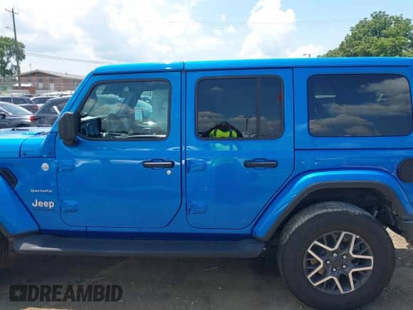 2024 Jeep Wrangler Sahara with VIN 1C4PJXEG9RW370965, listed as a IAAI auction lot 42712632 with 2,113 mi miles and . Bid and sale history available at DreamBid. Image 14.