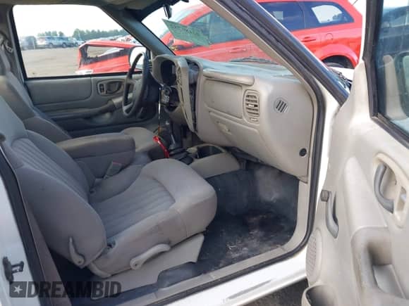 2003 Chevrolet S-10 LS с VIN 1GCCS14H138265190, выставлен на аукционе IAAI как лот 42186732 с пробегом 320 239 миль миль и . История ставок и продаж доступна на DreamBid. Изображение 5.