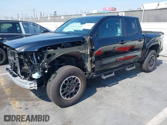 2024 Toyota Tacoma SR5 с VIN 3TMLB5JNXRM041924, выставлен на аукционе IAAI как лот 42943677 с пробегом 13 623 миль миль и . История ставок и продаж доступна на DreamBid. Изображение 2.