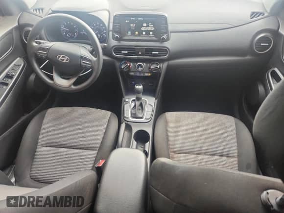 2021 Hyundai Kona SE z VIN KM8K12AA4MU639985, wystawiony jako Copart lot #82145535 z przebiegiem 94 877 mil mil oraz Czysty tytuł • Clean title. Historia ofert i sprzedaży dostępna na DreamBid. Obrazek 8.