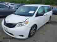 2017 Toyota Sienna L z VIN 5TDZZ3DC3HS793595, wystawiony jako IAAI lot #42352780 z przebiegiem 153 161 mil mil oraz . Historia ofert i sprzedaży dostępna na DreamBid. Obrazek 2.