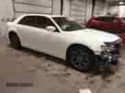 2018 Chrysler 300 S z VIN 2C3CCAGG4JH165662, wystawiony jako IAAI lot #42316104 z przebiegiem 73 767 mil mil oraz . Historia ofert i sprzedaży dostępna na DreamBid. Obrazek 1.