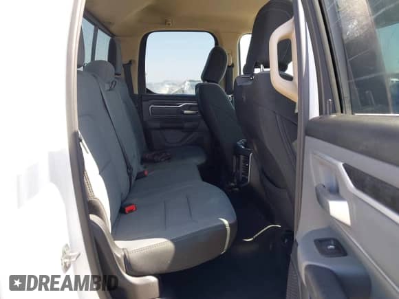 2020 Ram 1500 Big Horn z VIN 1C6RREBT4LN256707, wystawiony jako IAAI lot #42489432 z przebiegiem 95 117 mil mil oraz . Historia ofert i sprzedaży dostępna na DreamBid. Obrazek 8.