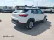 2024 Chevrolet TrailBlazer LS z VIN KL79MNSL7RB161525, wystawiony jako IAAI lot #43153040 z przebiegiem 64 769 mil mil oraz . Historia ofert i sprzedaży dostępna na DreamBid. Obrazek 4.