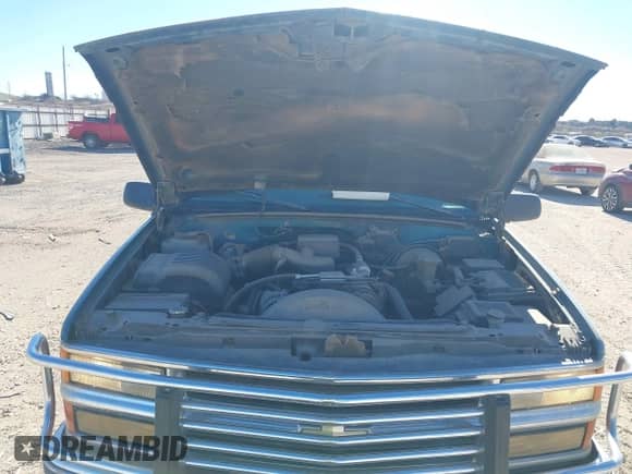 1997 Chevrolet Silverado 2500 z VIN 1GCGC29R3VE156465, wystawiony jako IAAI lot #41231908 z przebiegiem 292 681 mil mil oraz . Historia ofert i sprzedaży dostępna na DreamBid. Obrazek 10.