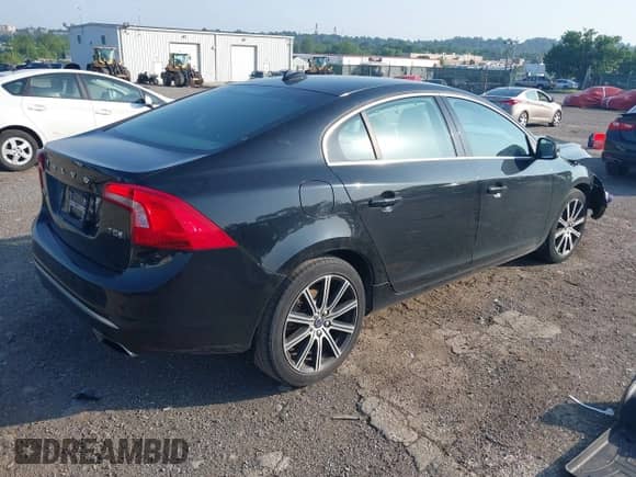 2018 Volvo S60 Inscription z VIN LYV402TK8JB157757, wystawiony jako IAAI lot #42547707 z przebiegiem 69 960 mil mil oraz . Historia ofert i sprzedaży dostępna na DreamBid. Obrazek 4.