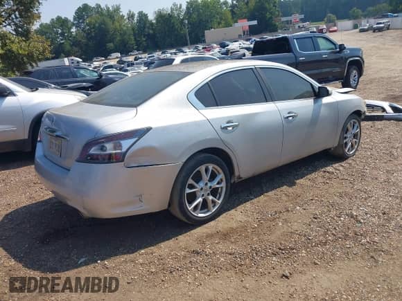 2013 Nissan Maxima SV z VIN 1N4AA5AP5DC836293, wystawiony jako IAAI lot #43207764 z przebiegiem 227 787 mil mil oraz . Historia ofert i sprzedaży dostępna na DreamBid. Obrazek 4.