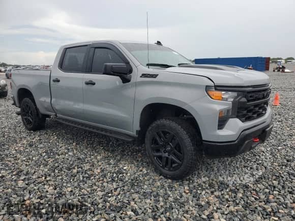 2024 Chevrolet Silverado 1500 Custom Trail Boss z VIN 3GCPDCEK2RG197468, wystawiony jako Copart lot #70212685 z przebiegiem Nie podano mil oraz Szkoda całkowita • Salvage title. Historia ofert i sprzedaży dostępna na DreamBid. Obrazek 4.
