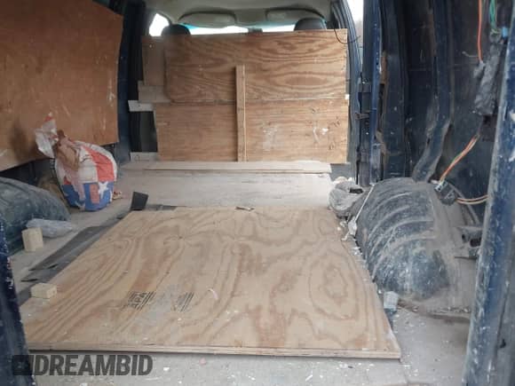 2003 Chevrolet Express Cargo z VIN 1GCFG15X631235681, wystawiony jako IAAI lot #42059053 z przebiegiem 115 249 mil mil oraz . Historia ofert i sprzedaży dostępna na DreamBid. Obrazek 8.