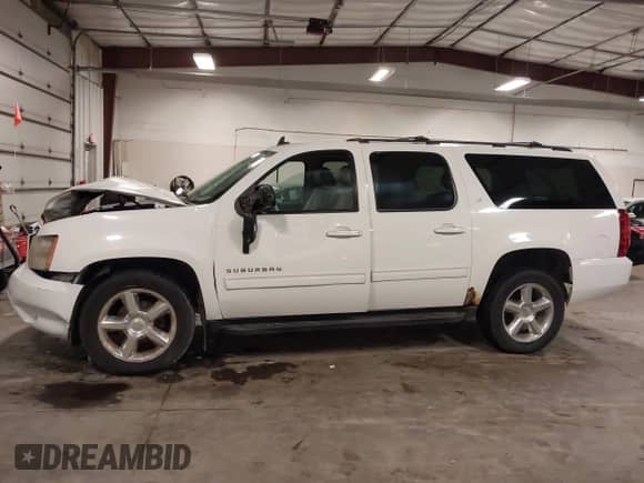 2010 Chevrolet Suburban LT z VIN 1GNUKJE32AR272865, wystawiony jako IAAI lot #43260380 z przebiegiem 167 294 mil mil oraz . Historia ofert i sprzedaży dostępna na DreamBid. Obrazek 15.