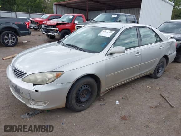 2005 Toyota Camry STD z VIN 4T1BE32K25U977288, wystawiony jako IAAI lot #43267344 z przebiegiem 265 706 mil mil oraz . Historia ofert i sprzedaży dostępna na DreamBid. Obrazek 2.