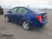 2013 Chevrolet Sonic LTZ z VIN 1G1JE5SB8D4200567, wystawiony jako IAAI lot #41933492 z przebiegiem 124 603 mil mil oraz . Historia ofert i sprzedaży dostępna na DreamBid. Obrazek 3.