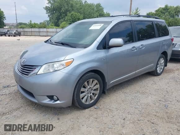 2017 Toyota Sienna XLE z VIN 5TDDZ3DC4HS156256, wystawiony jako IAAI lot #42695568 z przebiegiem 266 665 mil mil oraz . Historia ofert i sprzedaży dostępna na DreamBid. Obrazek 17.