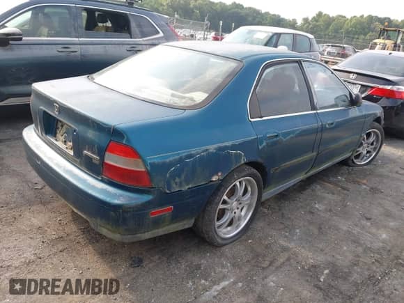 1994 Honda Accord LX z VIN 1HGCD5631RA068896, wystawiony jako IAAI lot #42552798 z przebiegiem 283 022 mil mil oraz . Historia ofert i sprzedaży dostępna na DreamBid. Obrazek 4.
