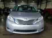 2017 Toyota Sienna LE Auto Access Seat z VIN 5TDKZ3DC6HS830883, wystawiony jako Copart lot #68318955 z przebiegiem 80 884 mil mil oraz Szkoda całkowita • Salvage title. Historia ofert i sprzedaży dostępna na DreamBid. Obrazek 5.