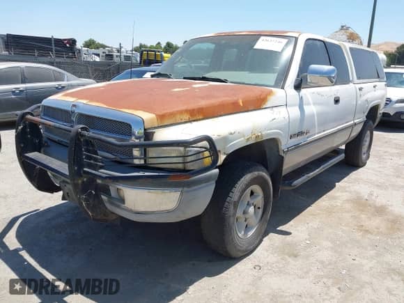 1996 Dodge 1500 z VIN 3B7HF13Y3TG152802, wystawiony jako IAAI lot #42637246 z przebiegiem 214 630 mil mil oraz . Historia ofert i sprzedaży dostępna na DreamBid. Obrazek 17.