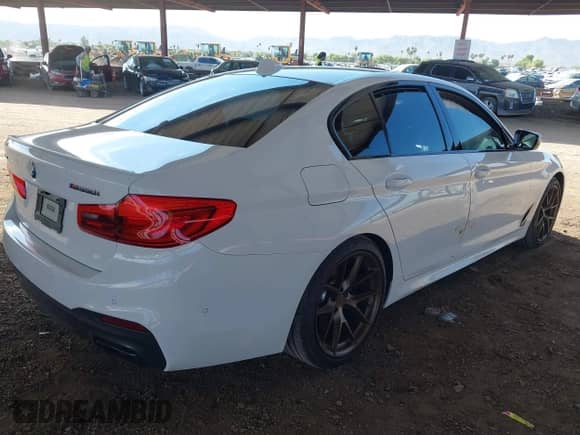 2019 BMW 5 Series M550i xDrive with VIN WBAJB9C54KB464651, listed as a IAAI auction lot 43411054 with 39,510 mi miles and . Bid and sale history available at DreamBid. Image 4.