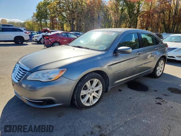 2013 Chrysler 200 Touring with VIN 1C3CCBBB1DN714652, listed as a Copart auction lot 82708725 with 151,536 mi miles and Clean title. Bid and sale history available at DreamBid. Image 1.