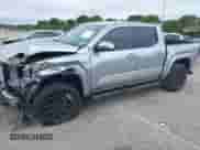 2024 Toyota Tacoma SR5 z VIN 3TMKB5FN0RM013747, wystawiony jako IAAI lot #41411768 z przebiegiem 7 906 mil mil oraz . Historia ofert i sprzedaży dostępna na DreamBid. Obrazek 2.