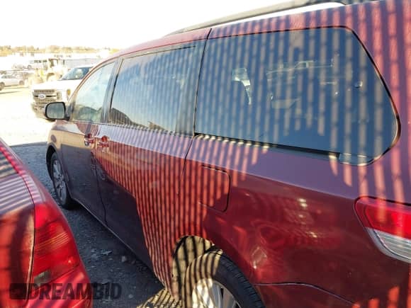 2011 Toyota Sienna LE z VIN 5TDJK3DC5BS005697, wystawiony jako IAAI lot #43556258 z przebiegiem 173 373 mil mil oraz . Historia ofert i sprzedaży dostępna na DreamBid. Obrazek 14.