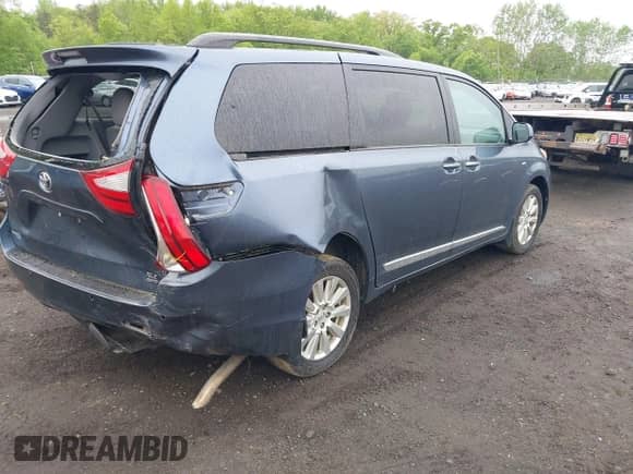 2017 Toyota Sienna XLE z VIN 5TDDZ3DC2HS171807, wystawiony jako IAAI lot #42225873 z przebiegiem 105 588 mil mil oraz . Historia ofert i sprzedaży dostępna na DreamBid. Obrazek 4.