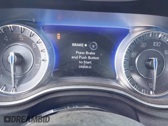 2022 Chrysler 300 Touring z VIN 2C3CCAAG1NH139499, wystawiony jako IAAI lot #42168579 z przebiegiem 240 608 mil mil oraz . Historia ofert i sprzedaży dostępna na DreamBid. Obrazek 7.