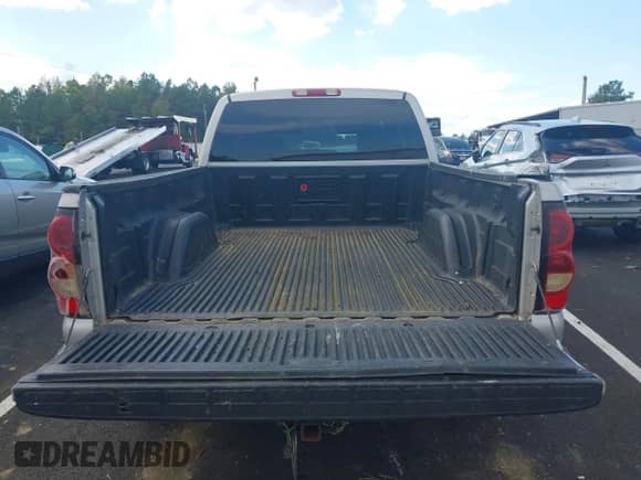 2005 Chevrolet Silverado 1500 LS z VIN 2GCEC19V751152385, wystawiony jako IAAI lot #43360918 z przebiegiem 158 152 mil mil oraz . Historia ofert i sprzedaży dostępna na DreamBid. Obrazek 17.