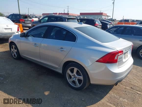 2012 Volvo S60 T5 с VIN YV1622FS2C2021170, выставлен на аукционе IAAI как лот 43240549 с пробегом 147 125 миль миль и . История ставок и продаж доступна на DreamBid. Изображение 3.