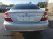 2002 Toyota Camry LE z VIN 4T1BE30K62U613616, wystawiony jako Copart lot #81403365 z przebiegiem 174 551 mil mil oraz Szkoda całkowita • Salvage title. Historia ofert i sprzedaży dostępna na DreamBid. Obrazek 6.