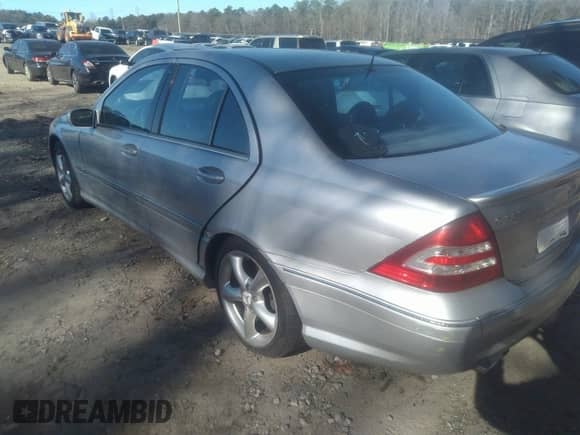 2005 Mercedes-Benz C 320 z VIN WDBRF64J85F666828, wystawiony jako IAAI lot #41214432 z przebiegiem 269 425 mil mil oraz . Historia ofert i sprzedaży dostępna na DreamBid. Obrazek 3.