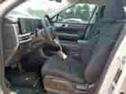 2024 Hyundai Santa Fe SE с VIN 5NMP14GL4RH051582, выставлен на аукционе Copart как лот 65966815 с пробегом 27 914 миль миль и Списание • Salvage title. История ставок и продаж доступна на DreamBid. Изображение 7.