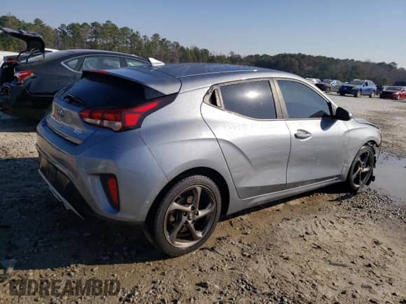 2019 Hyundai Veloster 2.0 z VIN KMHTG6AF6KU019819, wystawiony jako Copart lot #43353304 z przebiegiem 104 822 mil mil oraz . Historia ofert i sprzedaży dostępna na DreamBid. Obrazek 3.