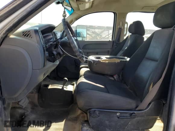 2011 Chevrolet Silverado 2500HD Work Truck z VIN 1GC1KVC83BF178045, wystawiony jako Copart lot #88269735 z przebiegiem 286 377 mil mil oraz Szkoda całkowita • Salvage title. Historia ofert i sprzedaży dostępna na DreamBid. Obrazek 7.