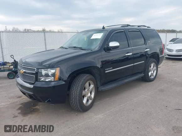 2014 Chevrolet Tahoe LTZ z VIN 1GNSKCE0XER233116, wystawiony jako IAAI lot #41994763 z przebiegiem 160 731 mil mil oraz . Historia ofert i sprzedaży dostępna na DreamBid. Obrazek 17.
